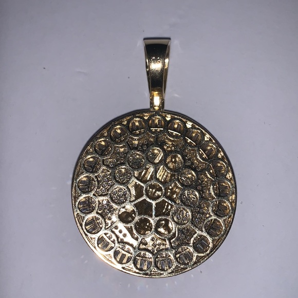 Luxury Praying 🙏🏾 Hands Charm CZ and plate Very Beautiful 🤩 Piece Won’t last - Picture 4 of 8